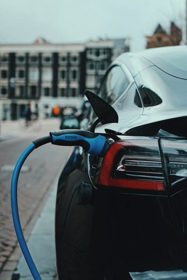 Comment adapter une voiture électrique pour des trajets en montagne?